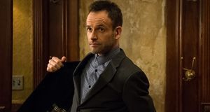 Elementary - Staffel 3 Episode 21: Unter Die Haut